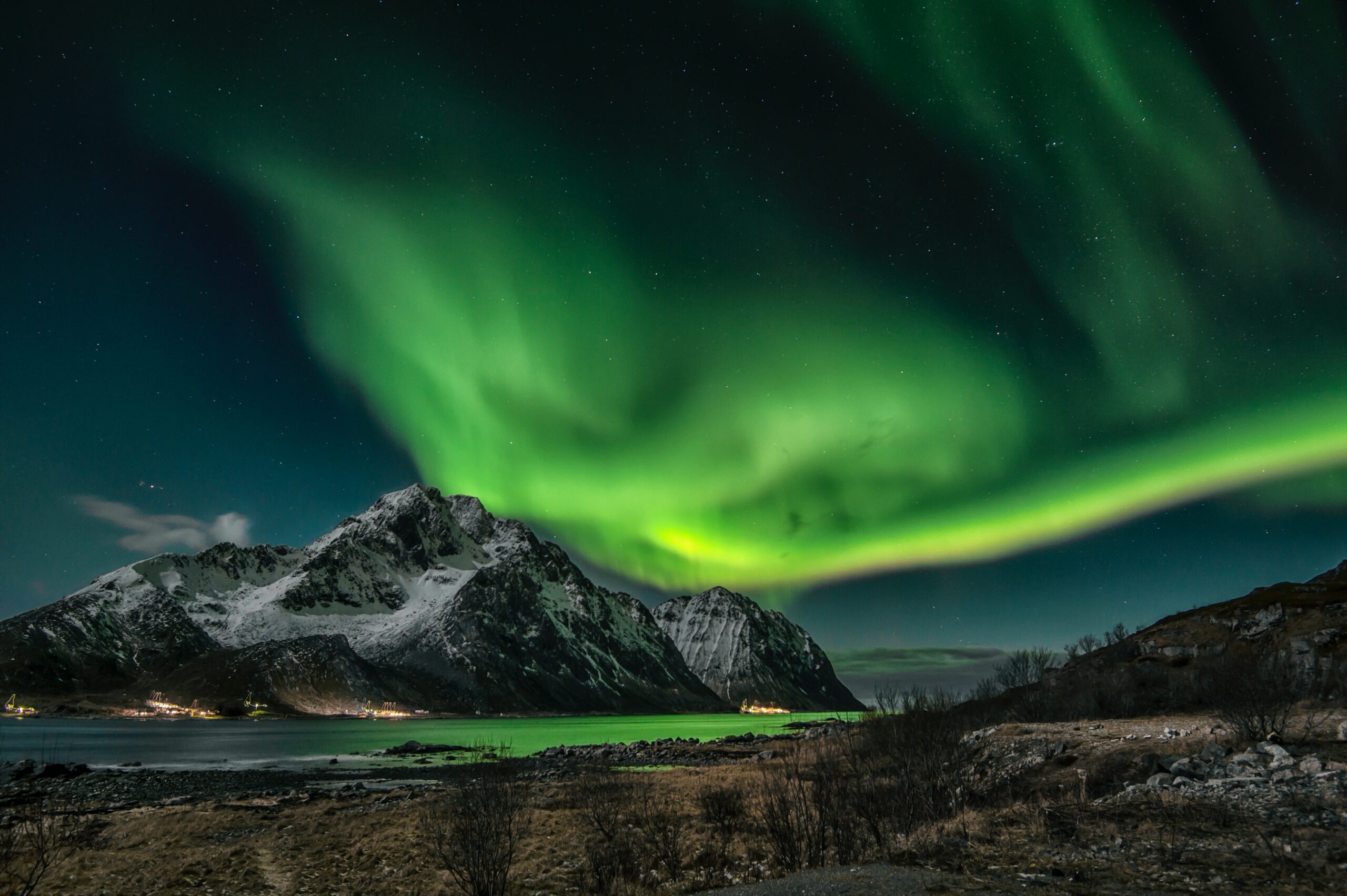 aurora boreal en los fiordos noruegos-pexels-stein-egil-liland-11267925
